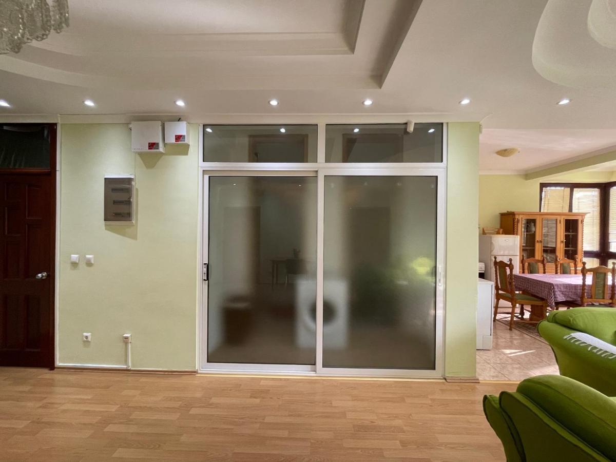 Huge Apartment With A Garden In The City Center Prishtinë Exterior photo